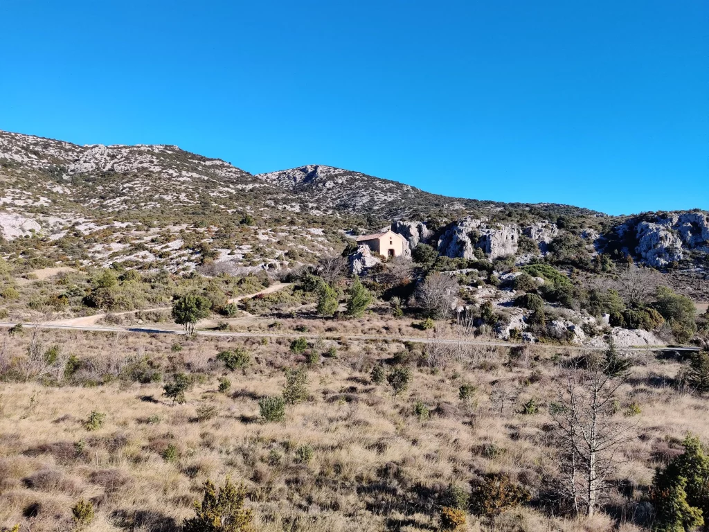 Chemin vers chapelle Opoul